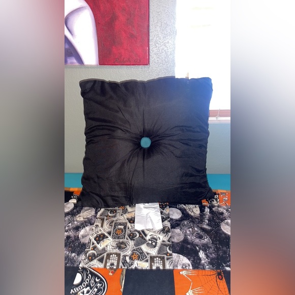 🍉 NEW Queen Bedskirt With 3 Throw Pillows - Picture 7 of 10